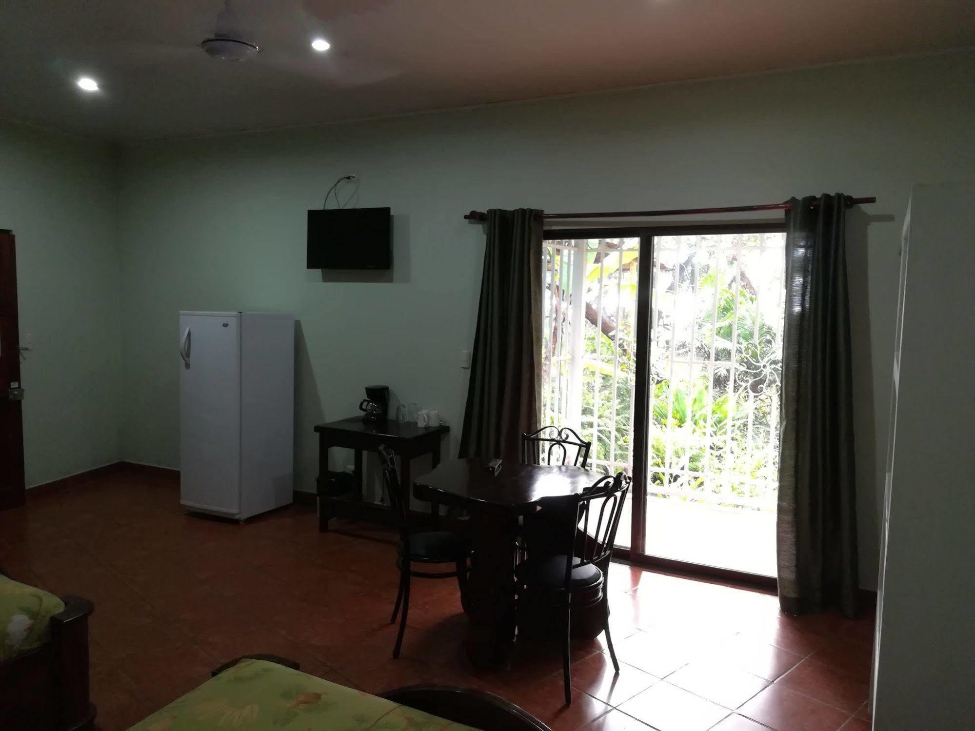 Oceanfront Hotel Verde Mar Direct Access To The Beach Manuel Antonio Exterior photo